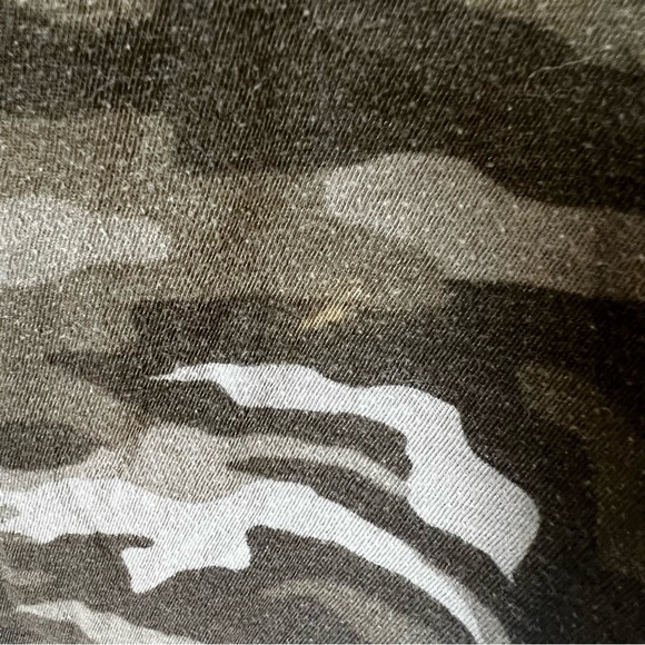 VICTORIAS SECRET camo crew neck t-shirt - Picture 4 of 5